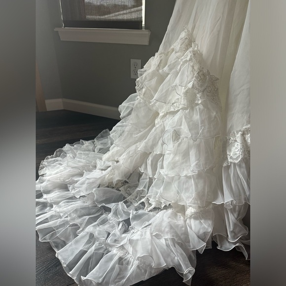 Vintage IGLWU Wedding gown size 6 lace ruffles waterfall beads train - Picture 3 of 11